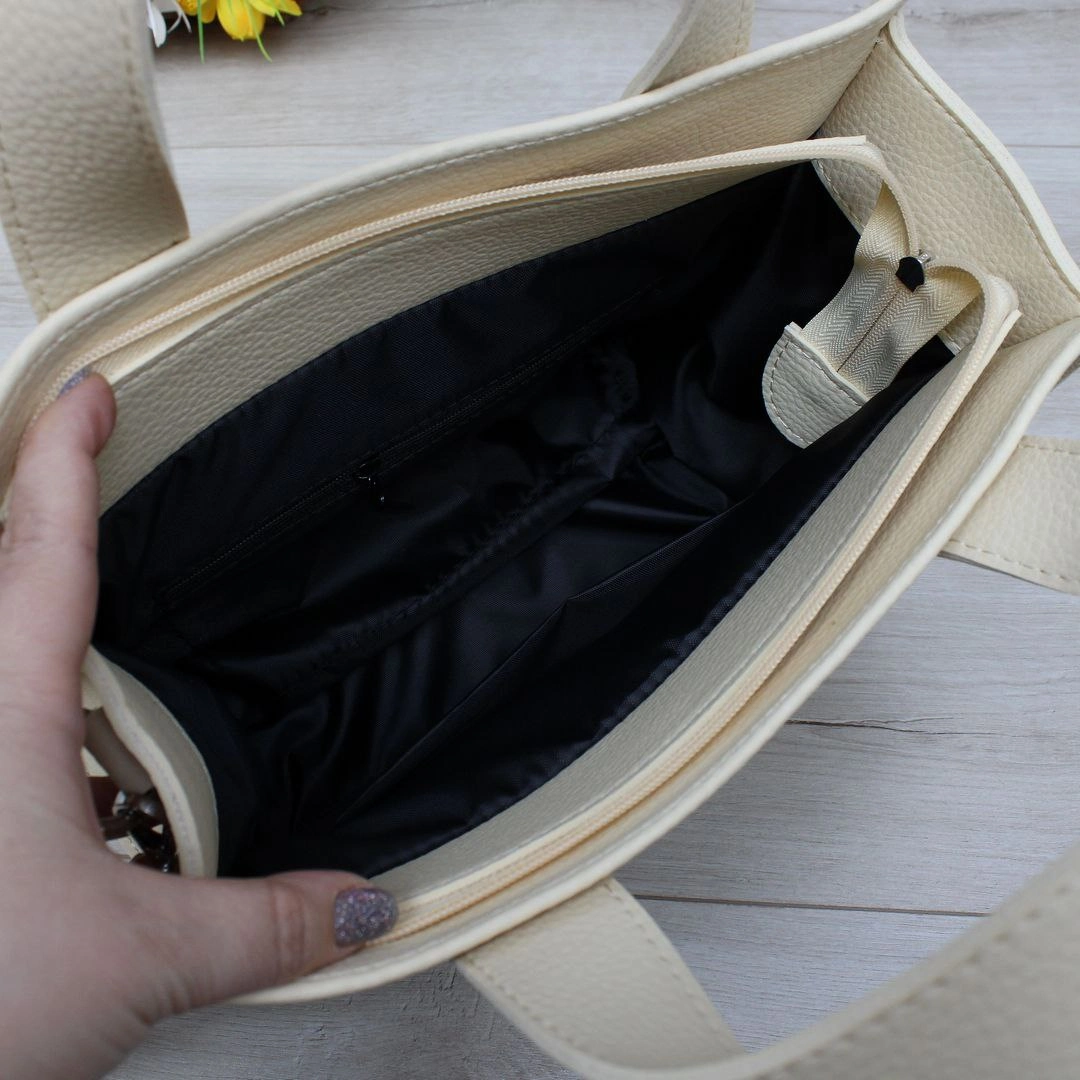 Жіноча сумка беж класична еко-шкіра, містка та зручна для щоденного використання